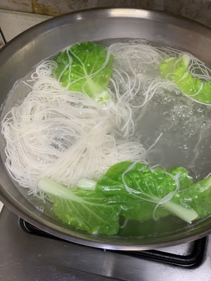 The practice measure of face of clear soup of a bowl of quick worker 9