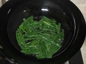 上海が醤油を添えた緑色の油性麺に役立つ練習の動き2