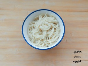 家族の日常生活のひき肉の醤油添え麺の実習13  