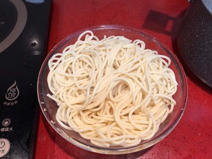 PASTAイタリアの∣のオフィスワーカーのドードラーは、共通の機能を備えた物事グループに直面しています。 必要な料理の本4 