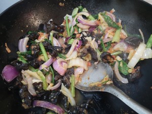 油っぽい肉の醤油を添えた麺の実習量10