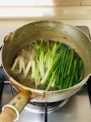 The practice measure of oily noodles served with soy sauce of quick worker green 3