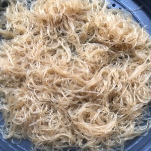 ゴールドシーフードは、豆澱粉3から作られた春雨のバオをすくい上げる練習の動きと戦います。  / li> <li class = 