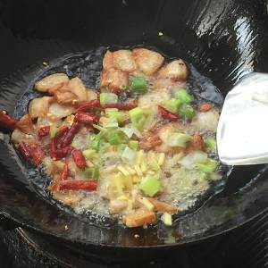 Face of boil in a covered pot over a slow fire of role of beans of handed down from the older generations of the family (evaporate face) eat 3 bowls big! practice measure 5