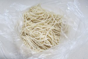 クイックワーカーの朝食、醤油を添えた緑色の油性麺8