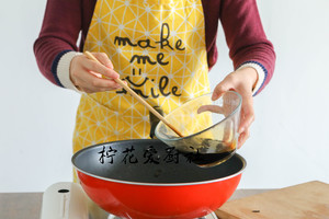 Green oily noodles served with soy sauce says: Always having a bowl of side is simple delicious practice measure 12