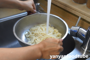 The practice measure of Fried Noodles Vegetarian of egg element chow mien 4
