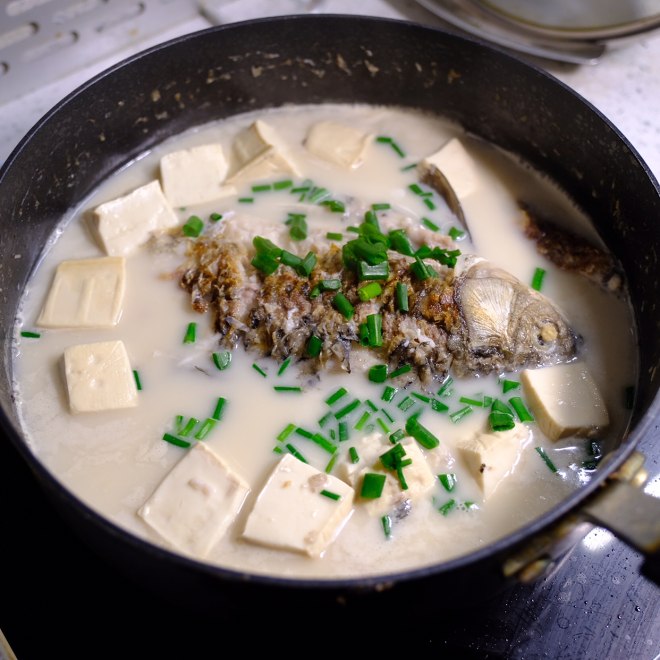 白いフナの魚の豆腐のスープをスープ| 最後の魚を使った優しい練習