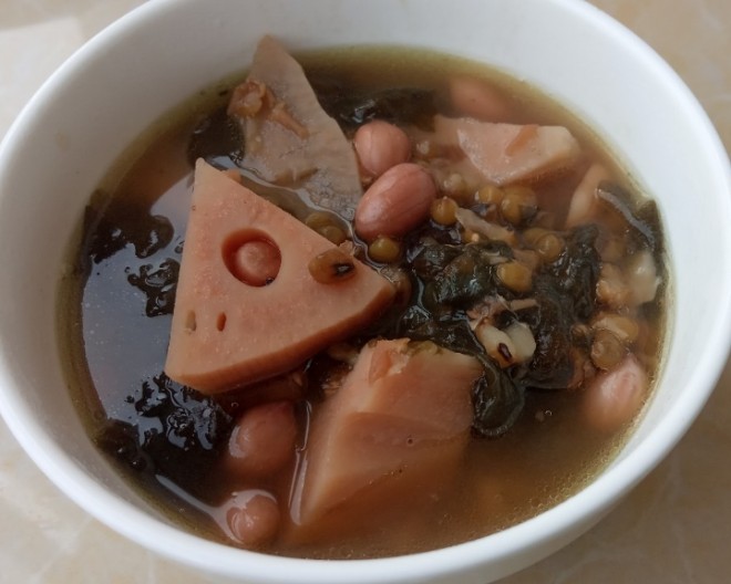 
The practice of beautiful boiling water of old fire of Guangdong of soup of earthnut of lotus root of pure white lotus