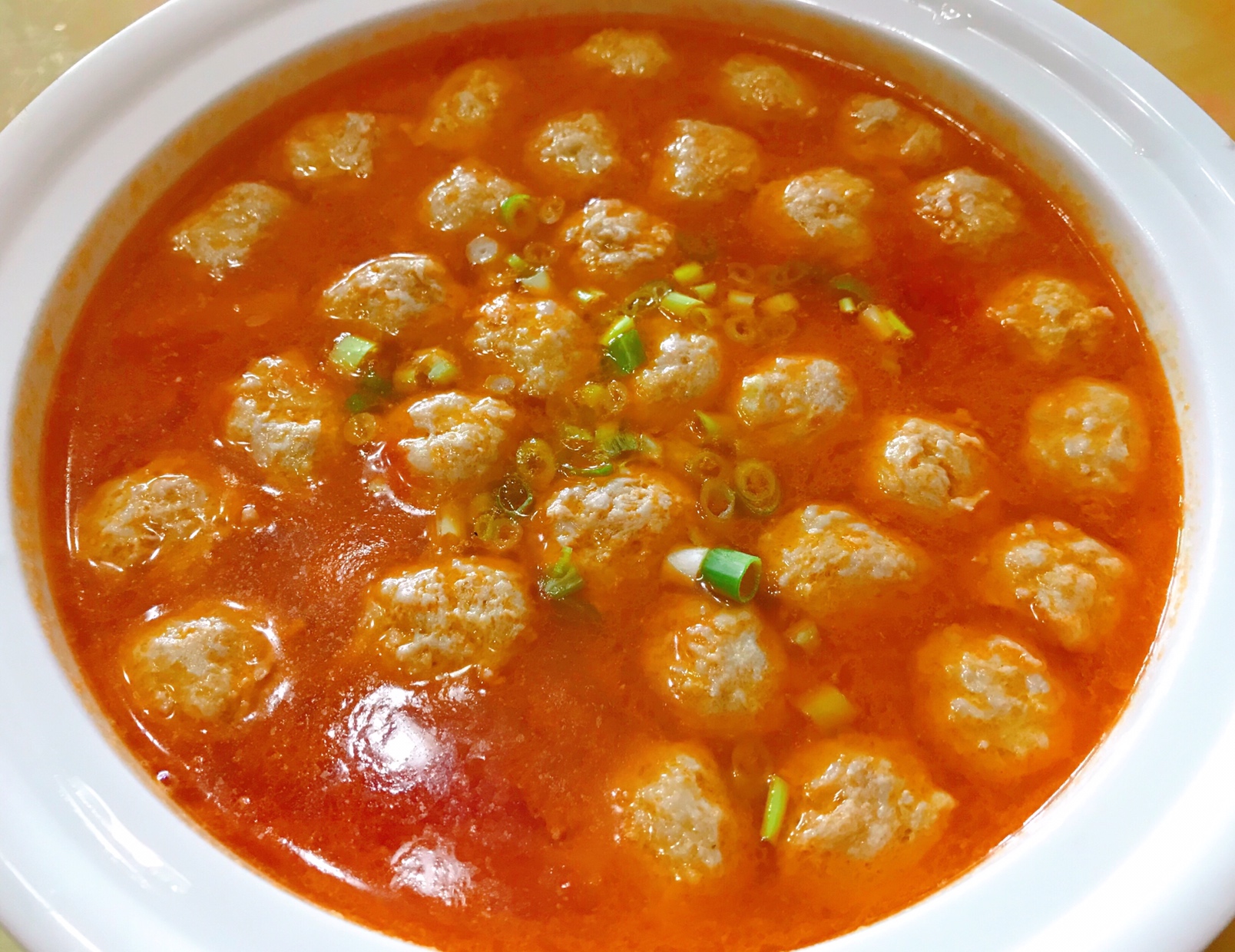 トマトのスープ丸い食物の塊