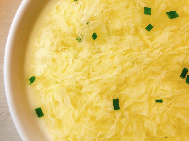 新鮮で柔らかい卵は、とうもろこしのスープの練習、おいしい方法