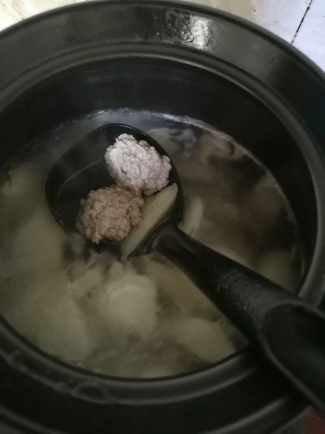 
Qiudong is moist and necessary: The practice of soup of snow pear hamburger