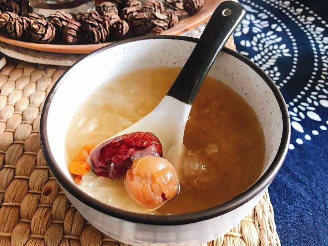 
Longan of medlar of red jujube of rock candy tremella is nourishing the practice of soup