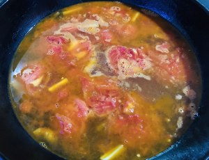 Soup of tomato a round mass of food (Q plays small ball) practice measure 4