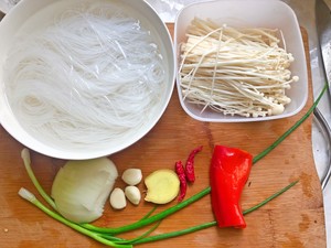 The daily life of a family is delicate the practice measure of Bao of beautiful clam vermicelli made from bean starch 2