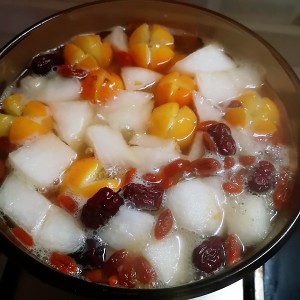 The practice measure of soup of pear of golden orange snow 3