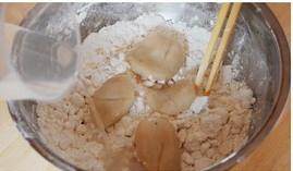 もち米粉のcoloredの詰め物団子の練習法は、スープで提供されたもち米粉の塊2
