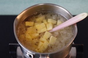 The practice measure of soup of tremella of fruit violet rice 12