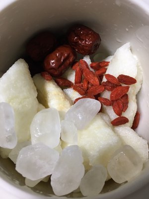 The practice measure of soup of medlar of red jujube of pear of rock candy snow 1