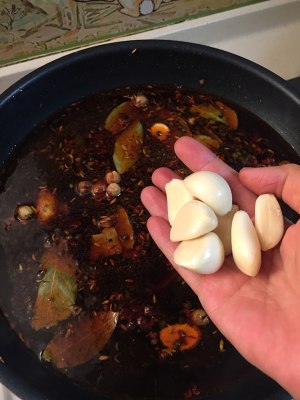 ホールママが赤いスープヒツジ20のサソリのチャッフェ料理をするように教えている練習方法
