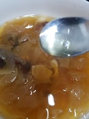 Tremella gives glue to have tricks of the trade, need to remember this two paces only, everybody can make taste authentic, the practice measure of the tremella a thick soup that mouthfeel reachs the designated position 3