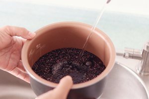The practice measure of soup of tremella of fruit violet rice 5