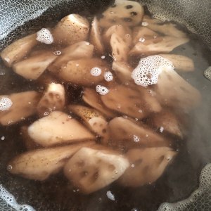 The practice measure of the soup of chop lotus root with soup red sweet lotus root 2