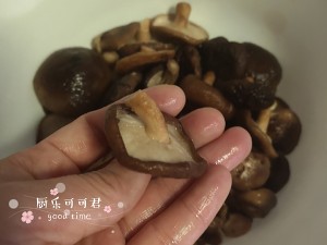 Does Xianggu mushroom warm chop boiling water? [happy days of cocoa gentleman hutch 11] practice measure 1