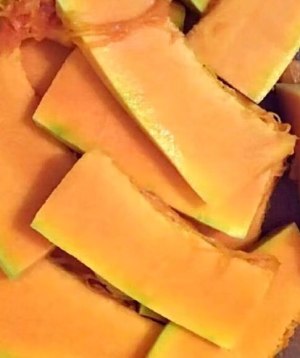 The practice measure of pumpkin small stuffed dumplings masse of glutinous rice flour served in soup 1
