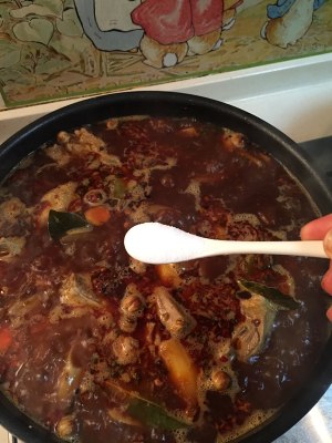 ホールママが赤いスープヒツジ25のサソリのチャッフェ料理をするように指導する練習対策 