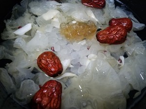 Tremella gives glue to have tricks of the trade, need to remember this two paces only, everybody can make taste authentic, the practice measure of the tremella a thick soup that mouthfeel reachs the designated position 2
