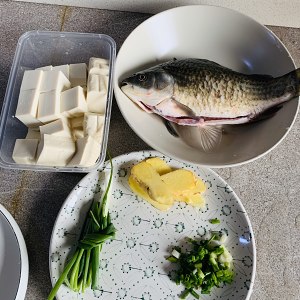 The practice measure of soup of bean curd of crucian carp fish 1