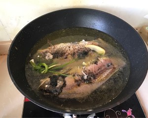 The practice measure of soup of bean curd of crucian carp fish 3