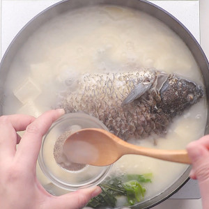 The practice measure of soup of bean curd of crucian carp fish 4