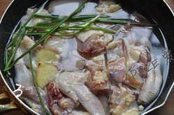 The practice measure of the Xianggu mushroom chicken broth that stew 3