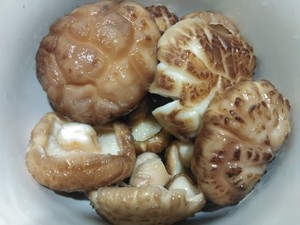 The practice measure of soup of bean curd of Xianggu mushroom shelled fresh shrimps 2