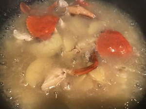The practice measure of a thick soup of green crab potato 2
