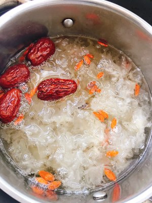 Longan of medlar of red jujube of rock candy tremella is nourishing the practice measure of soup 5