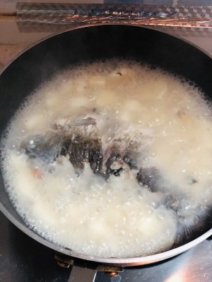 The soup of fish of yam crucian carp with grandma white white milk comes practice measure 6