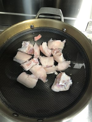 Filling gas enrichs the blood the practice measure of pig hand soup 2