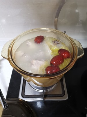 The practice measure of chicken broth of boiled in clear soup 4