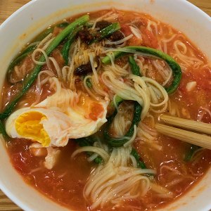 食欲をそそり、美味しそうな辛口の香辛料を使った上質な乾麺17