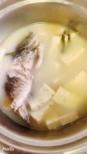 Soup of bean curd of crucian carp fish - practice measure of the novice 4