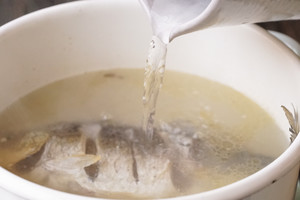 [soup of bean curd of crucian carp fish] practice measure 4