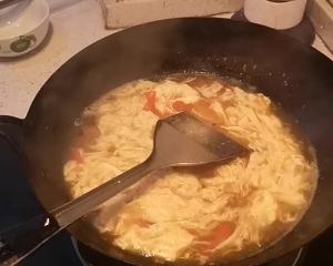 Tomato egg soup, the secret practice move that an egg makes one boiler egg spend 12