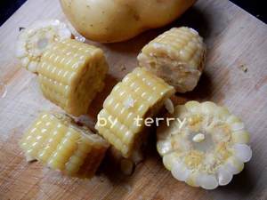 The practice measure of soup of chop of tomato potato corn 4