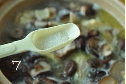 The practice measure of the Xianggu mushroom chicken broth that stew 11