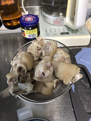Filling gas enrichs the blood the practice measure of pig hand soup 3