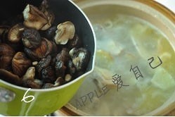The practice measure of the Xianggu mushroom chicken broth that stew 10