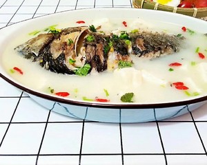 The practice measure of soup of bean curd of crucian carp fish 3